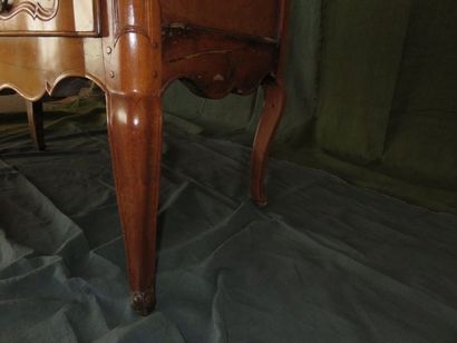 Commode en noyer, montants en orme. Elle...