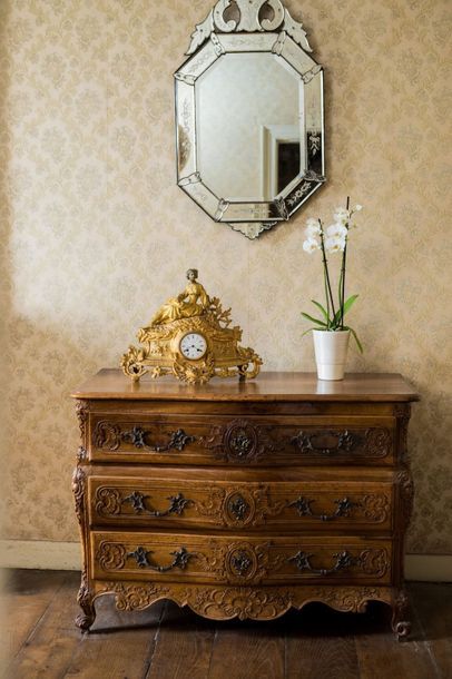 Commode en noyer galbée et bombée à façade...