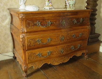 Commode en noyer galbée et bombée à façade...
