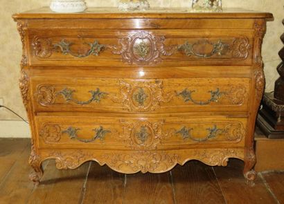 Commode en noyer galbée et bombée à façade...