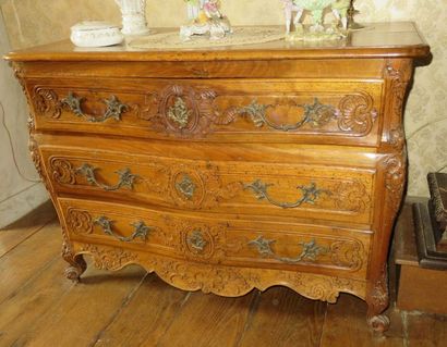 Commode en noyer galbée et bombée à façade...