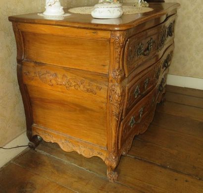Commode en noyer galbée et bombée à façade...