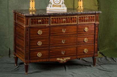 Large commode en marqueterie de satiné, filets...