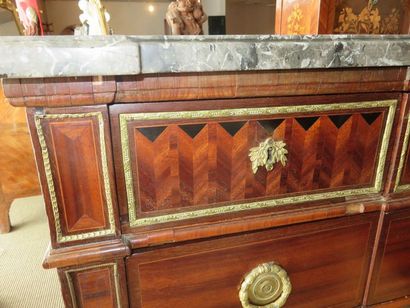 Large commode en marqueterie de satiné, filets...