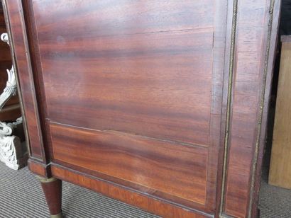 Large commode en marqueterie de satiné, filets...