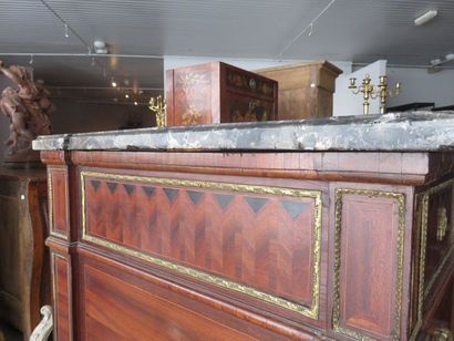 Large commode en marqueterie de satiné, filets...