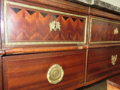 Large commode en marqueterie de satiné, filets...