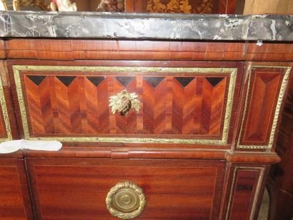 Large commode en marqueterie de satiné, filets...