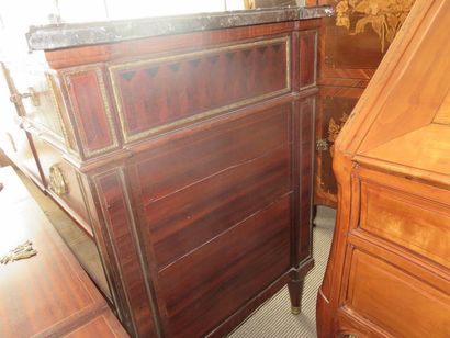 Large commode en marqueterie de satiné, filets...