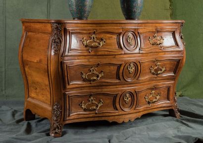 Commode galbée et bombée en noyer mouluré...