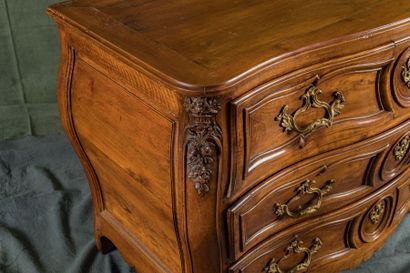Commode galbée et bombée en noyer mouluré...