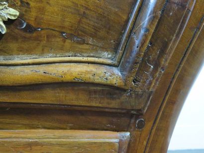 Commode galbée et bombée en noyer mouluré...