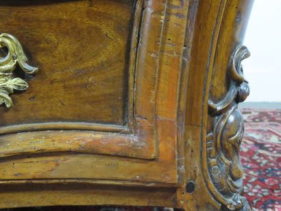 Commode galbée et bombée en noyer mouluré...