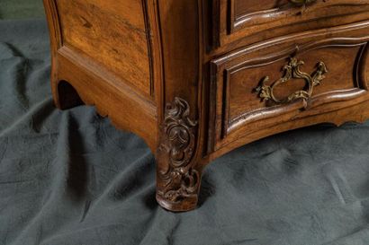 Commode galbée et bombée en noyer mouluré...