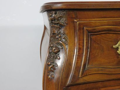 Commode galbée et bombée en noyer mouluré...