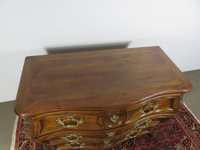Commode galbée et bombée en noyer mouluré...