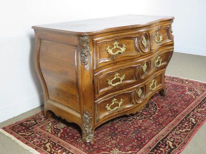 Commode galbée et bombée en noyer mouluré...