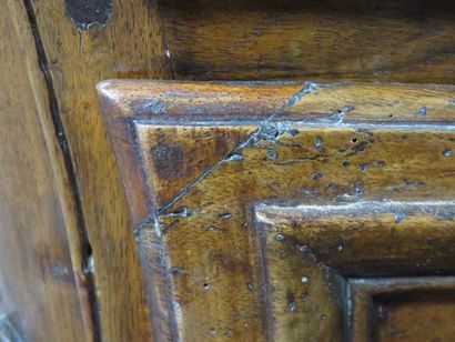 Commode galbée et bombée en noyer mouluré...