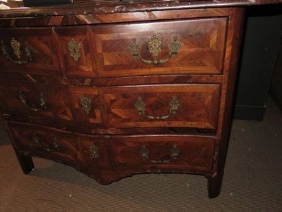 Commode en marqueterie d'amarante en frisage...