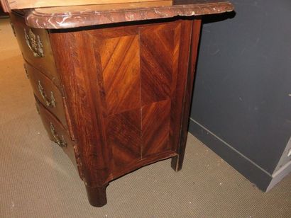 Commode en marqueterie d'amarante en frisage...