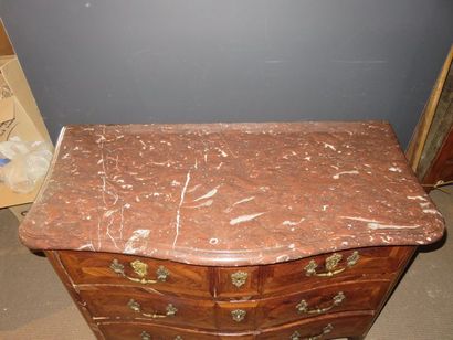 Commode en marqueterie d'amarante en frisage...