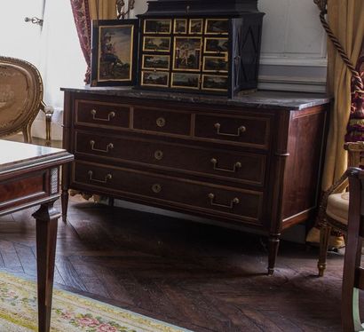 Commode en acajou, placage d’acajou et moulures...