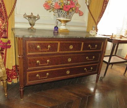 Commode en acajou, placage d’acajou et moulures...