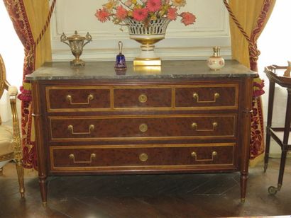 Commode en acajou, placage d’acajou et moulures...