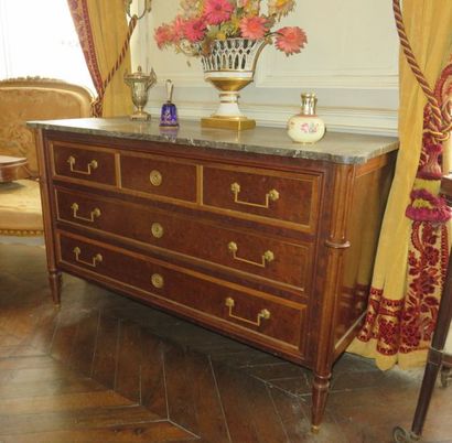 Commode en acajou, placage d’acajou et moulures...