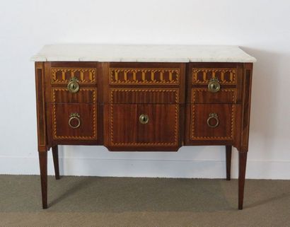 Commode en placage de satiné, filets de bois...