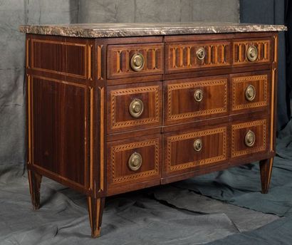 Commode en placage et marqueterie de satiné,...