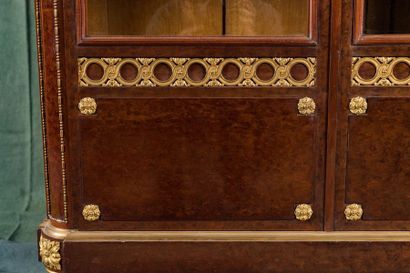 Vitrine en acajou et placage d’acajou pommelé....