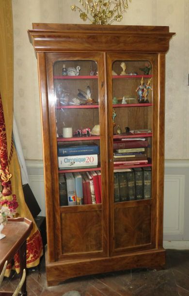 Bibliothèque en acajou ouvrant à deux portes...