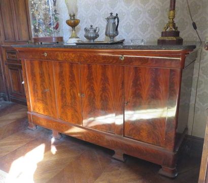Buffet en enfilade en acajou et placage d’acajou...