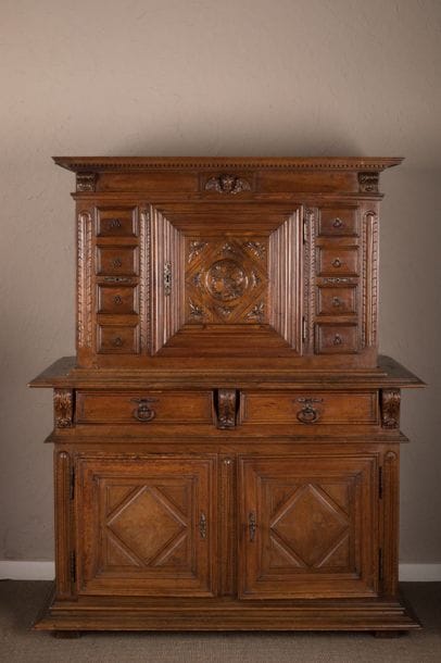 Buffet deux corps en noyer mouluré et sculpté....