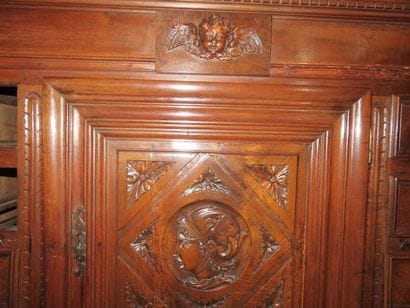 Buffet deux corps en noyer mouluré et sculpté....