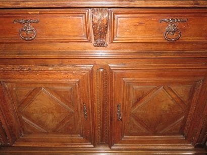 Buffet deux corps en noyer mouluré et sculpté....