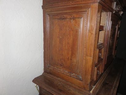 Buffet deux corps en noyer mouluré et sculpté....