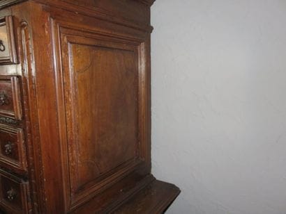 Buffet deux corps en noyer mouluré et sculpté....