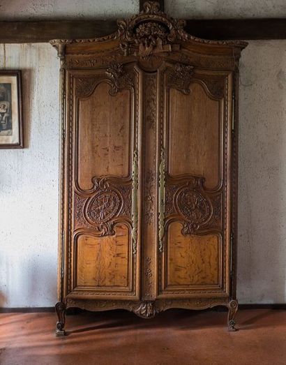 Armoire en chêne mouluré et sculpté à deux...