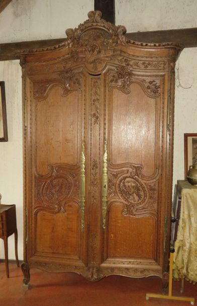 Armoire en chêne mouluré et sculpté à deux...