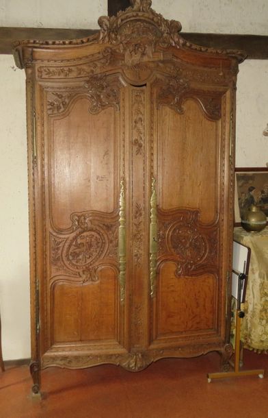 Armoire en chêne mouluré et sculpté à deux...