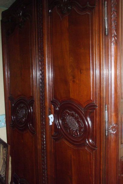 Armoire en acajou massif mouluré et sculpté,...