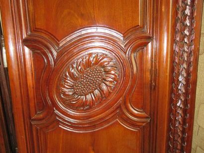 Armoire en acajou massif mouluré et sculpté,...