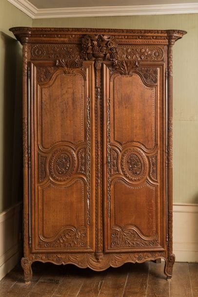 Armoire en chêne mouluré et sculpté à deux...