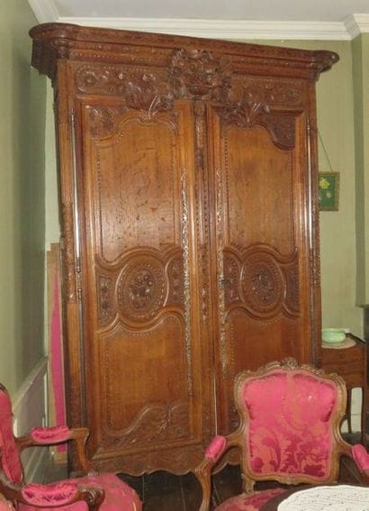 Armoire en chêne mouluré et sculpté à deux...