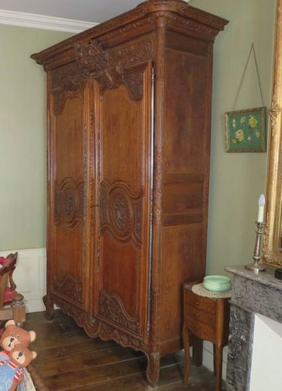 Armoire en chêne mouluré et sculpté à deux...