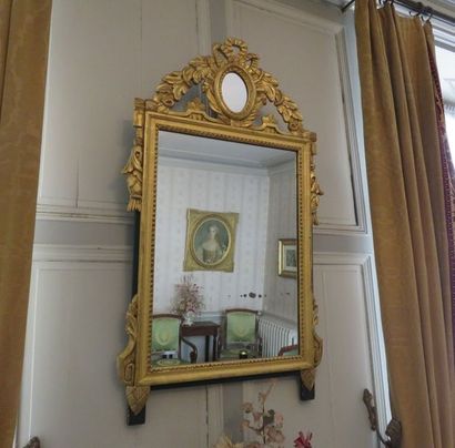 Miroir en bois doré mouluré à rang de perles,...