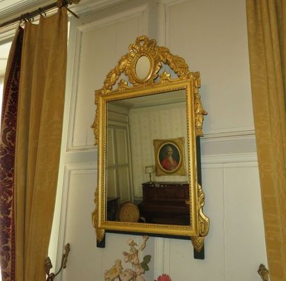 Miroir en bois doré mouluré à rang de perles,...