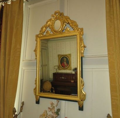 Miroir en bois doré mouluré à rang de perles,...